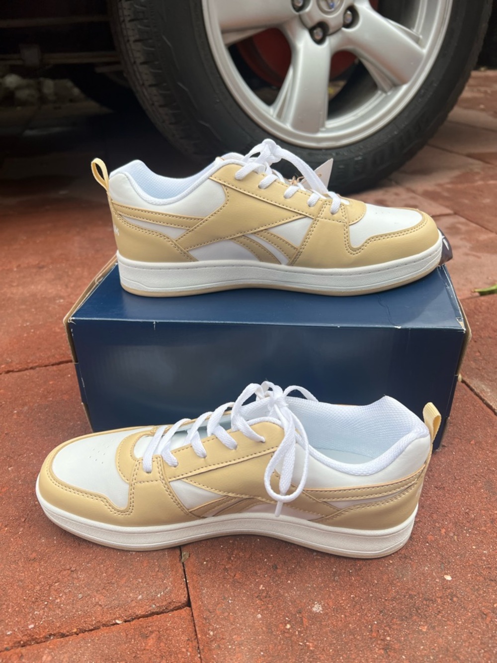 Reebok Low-Top Sneakers in White and Tan Women brand New size 7